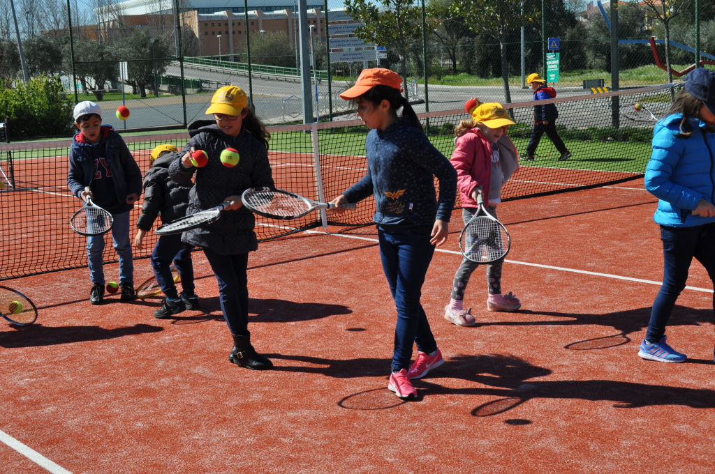 O CLAC ensina Ténis às Escolas